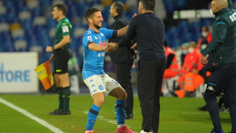 Mertens trascina il Napoli, 2-0 nel derby col Benevento