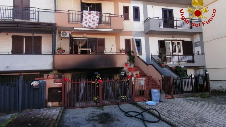 Incendio in una villetta residenziale ad Avella, intervengono i Vigili del Fuoco