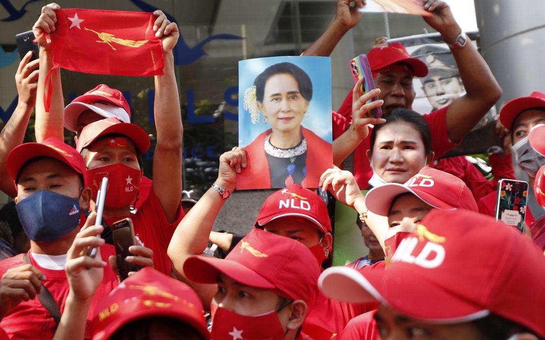 La protesta per l’arresto di Aung San Suu Kyi davanti all’ambasciata della Birmania a Bangkok, in Thailandia