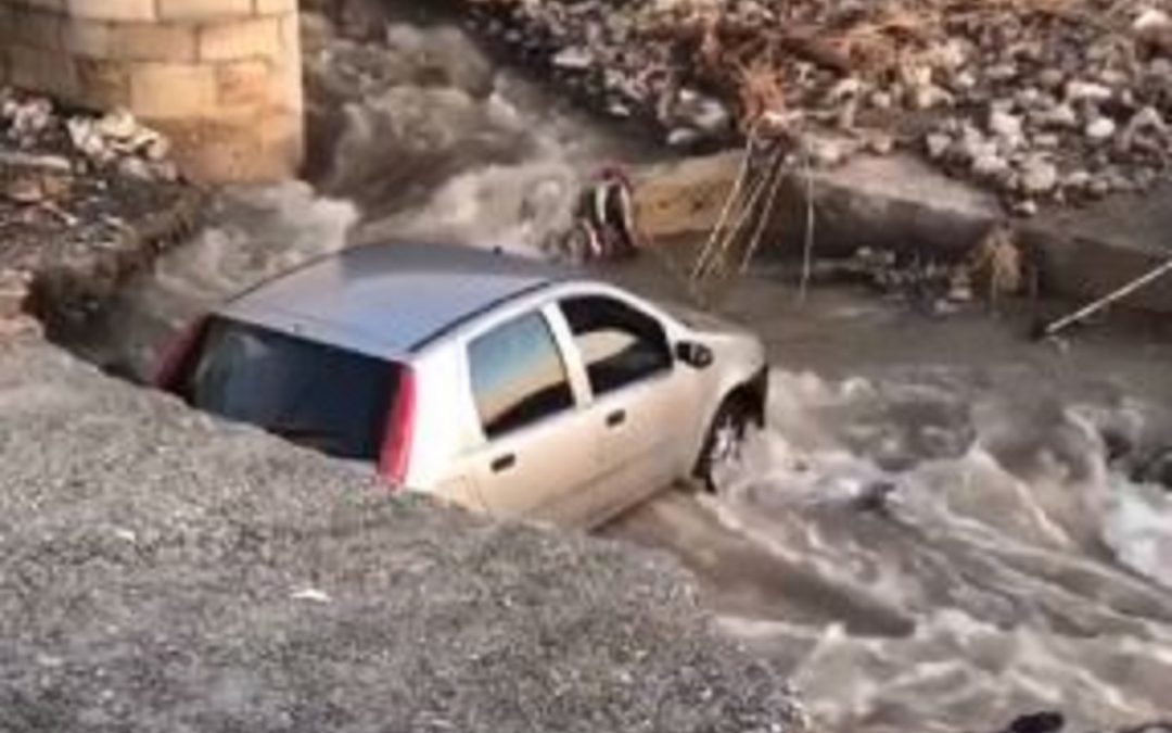 L'auto finita fuori strada