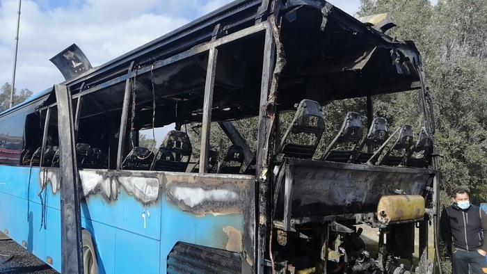 L'autobus distrutto dalle fiamme