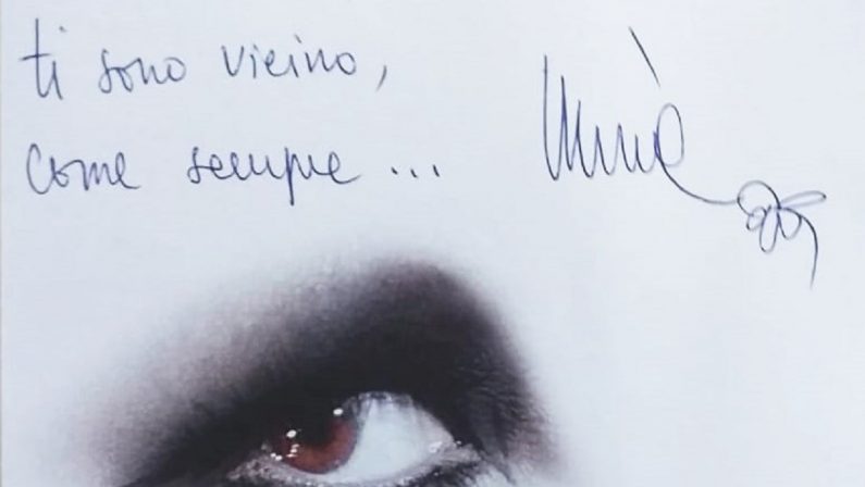 Mina scrive a un suo fan ammalato nel Vibonese: «Ti sono vicina»