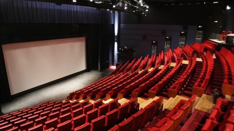 Cinema e teatri, da lunedì ingresso solo con super green pass