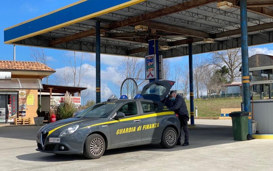 Il distributore di carburante confiscato