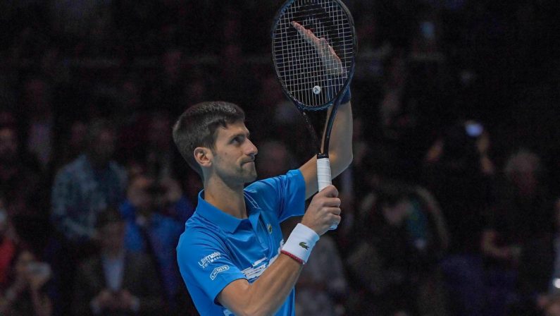 Djokovic in finale gli Australian Open, battuto Karatsev