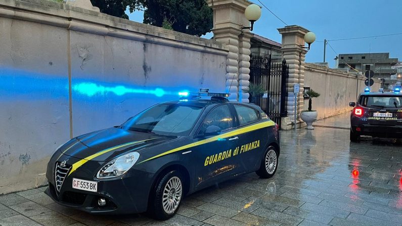 Svuotavano i loculi al cimitero di Tropea e gettavano i resti nei rifiuti: arrestate tre persone dalla Guardia di Finanza