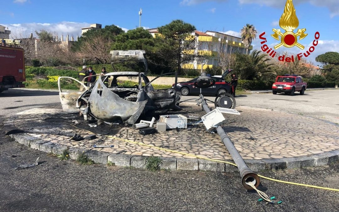 L'autovettura incendiata e i danni causati