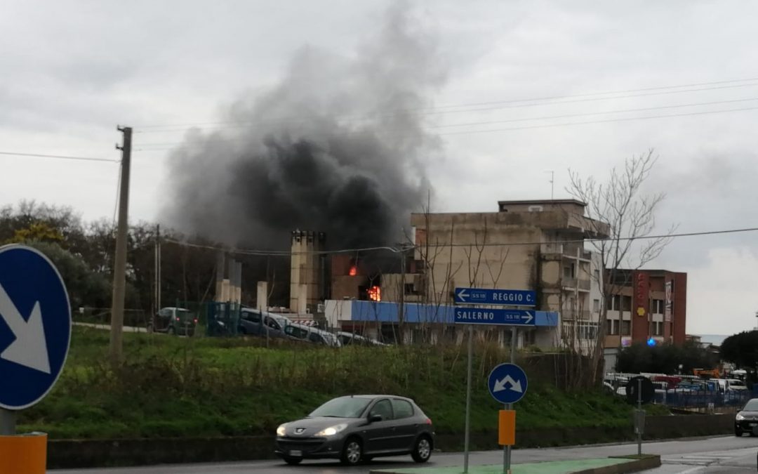 I magazzini interessati dall'incendio