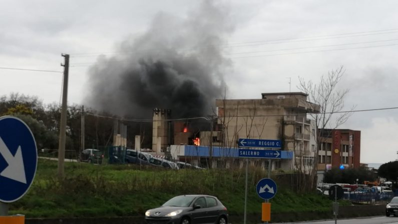 Incendio in un centro vendite nel Cosentino, danni ingenti e momenti di paura - VIDEO