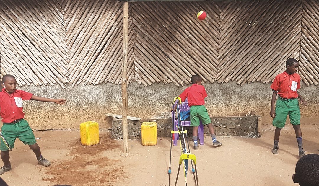 Kenya, il “torneo” di tennis dei bambini sulla terra rossa