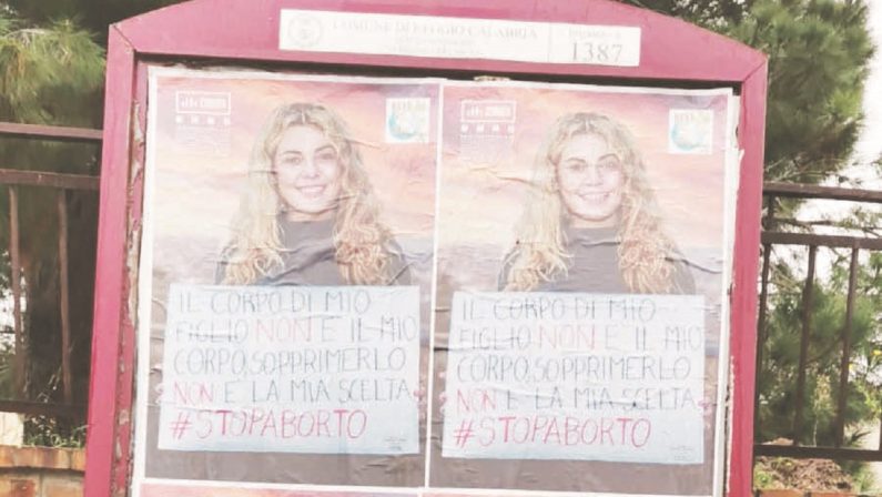 Reggio Calabria, il sindaco rimuove i manifesti anti-aborto e scoppia la bagarre