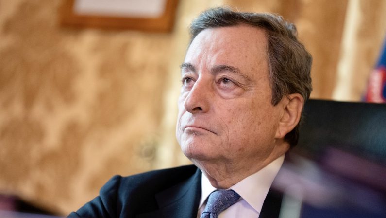 Draghi e le forze politiche: tra mantra, furbizie e bandiere da issare a tre quarti