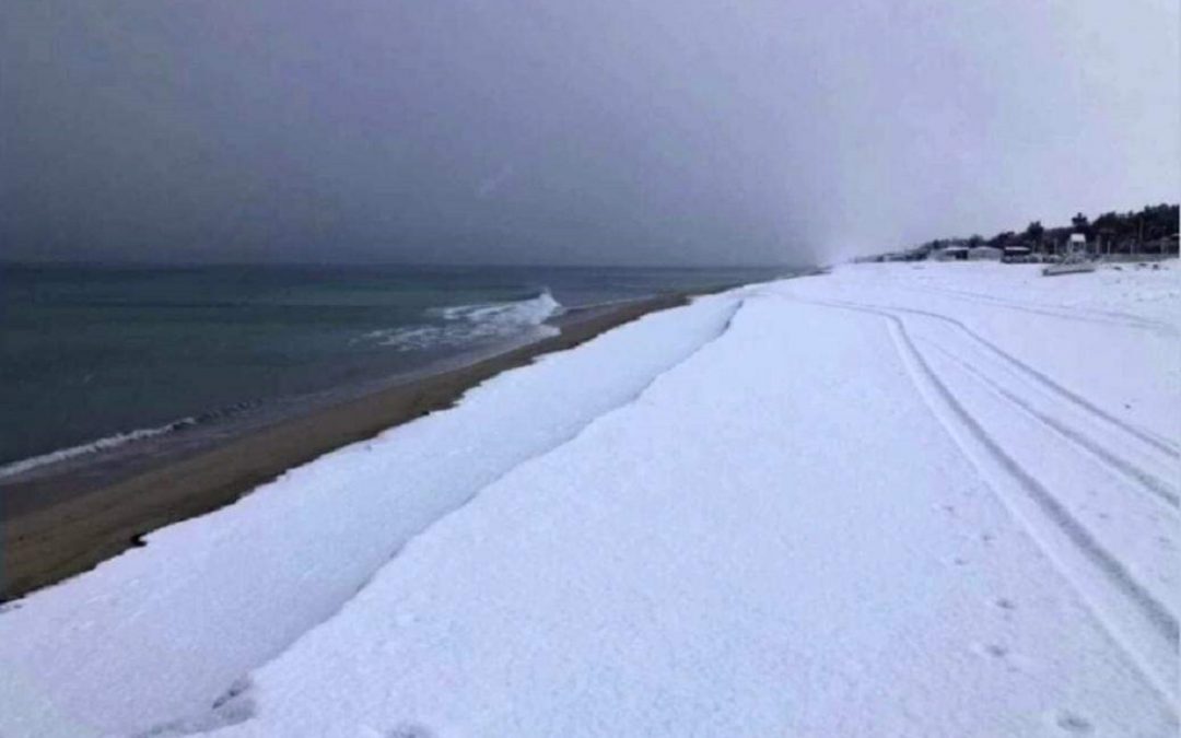 La neve sulla spiaggia di Botricello (Catanzaro)