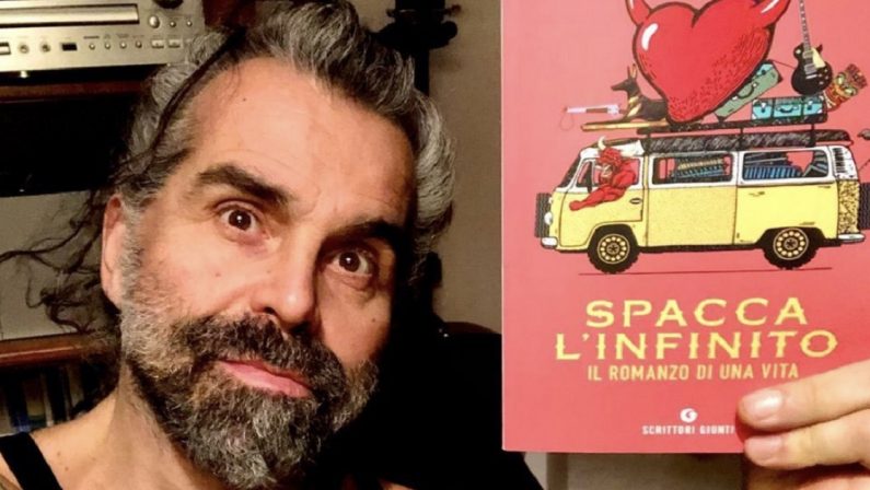 Piero Pelù "Spacca l'infinito" con il romanzo della sua vita