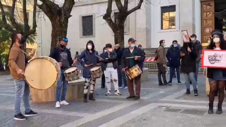 Lavoratori dello spettacolo in piazza, la protesta a Cosenza