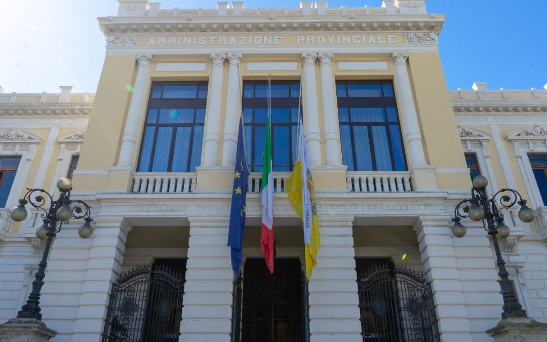 Il municipio di Reggio Calabria e le bandiere a mezz'asta in segno di lutto