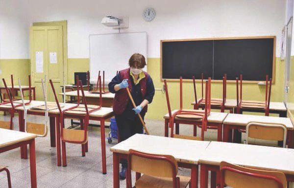 Scuola – De Luca passa la palla a prefetti e sindaci