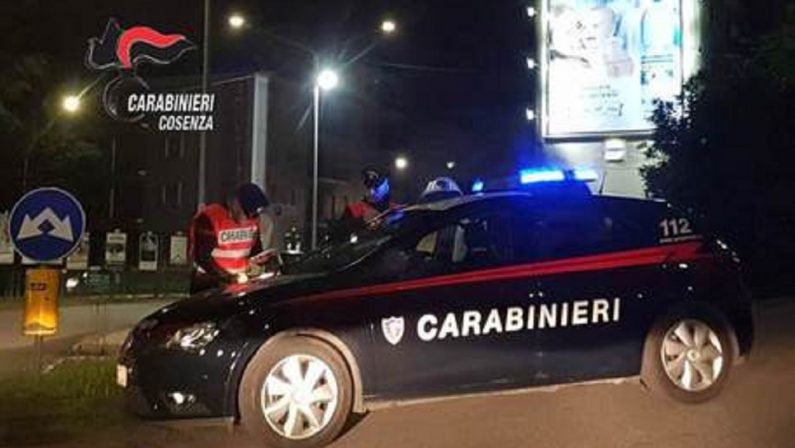 Minaccia e aggredisce la madre per estorcerle denaro, arrestato un 41enne a Cosenza