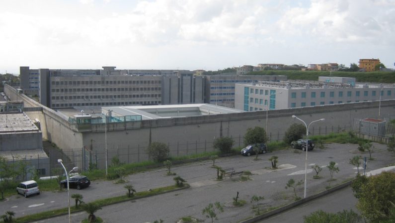 Rivolta nel carcere di Catanzaro: allagamenti, danni alle celle e agenti feriti