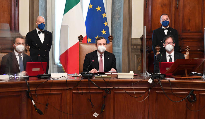Una riunione del Consiglio dei Ministri presieduta da Mario Draghi