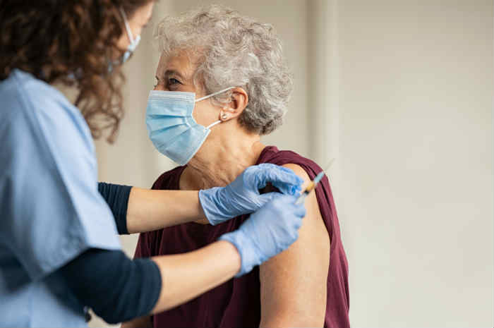 Vaccini, in Campania sono già 150mila le prenotazioni per gli over 80enni