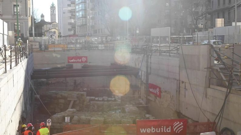M4 Milano, rimozione ritrovamenti archeologici Cantiere De Amicis