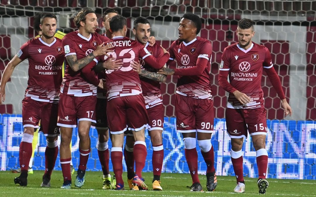 I calciatori della Reggina in festa dopo il gol di Montalto