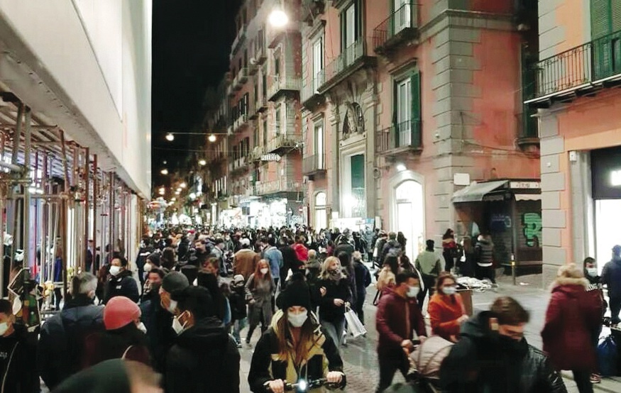 Folla nelle strade di Napoli