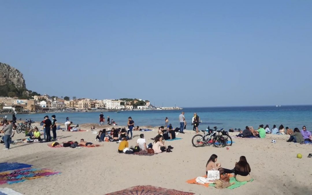 Caldo estivo a Palermo e folla in spiaggia a Mondello nonostante il Covid