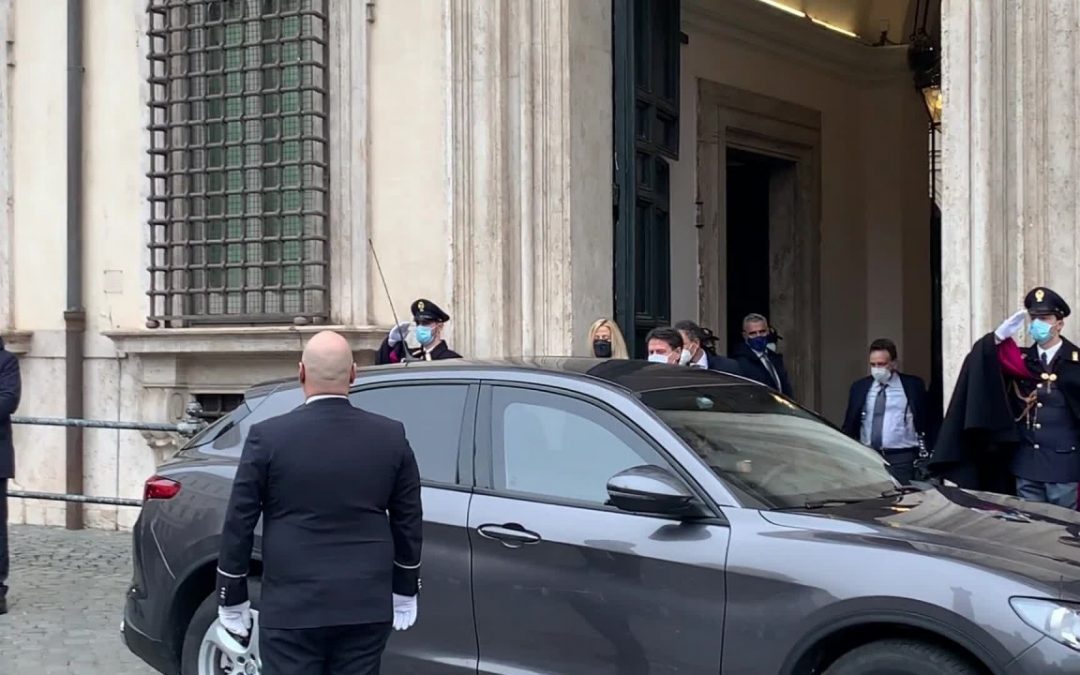 Conte lascia Palazzo Chigi tra gli applausi