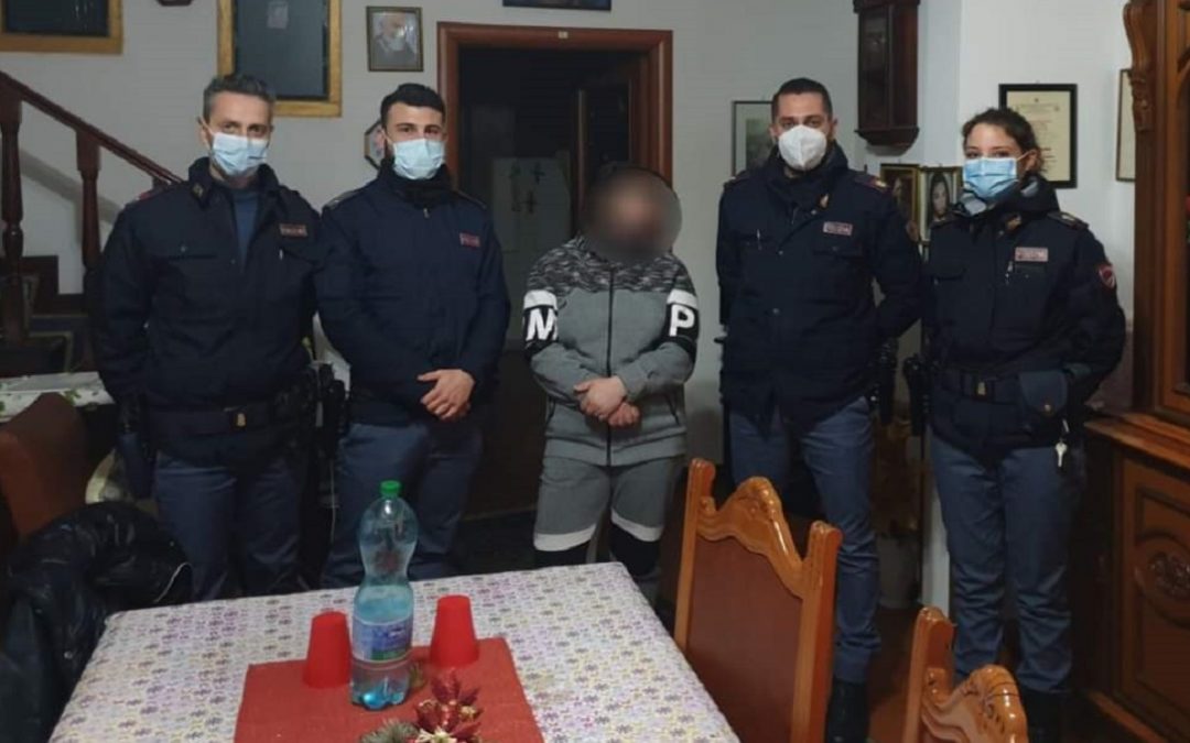 Gli agenti con la giovane vedova