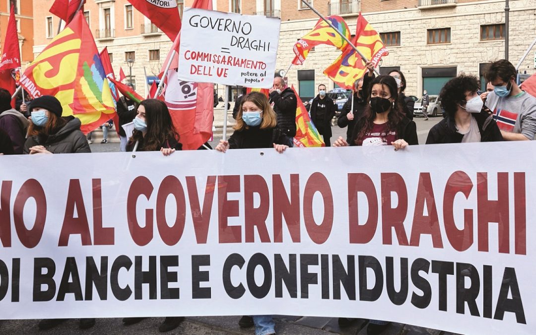 Uno striscione contro il governo Draghi in una manifestazione di Potere al Popolo e altre formazioni di sinistra