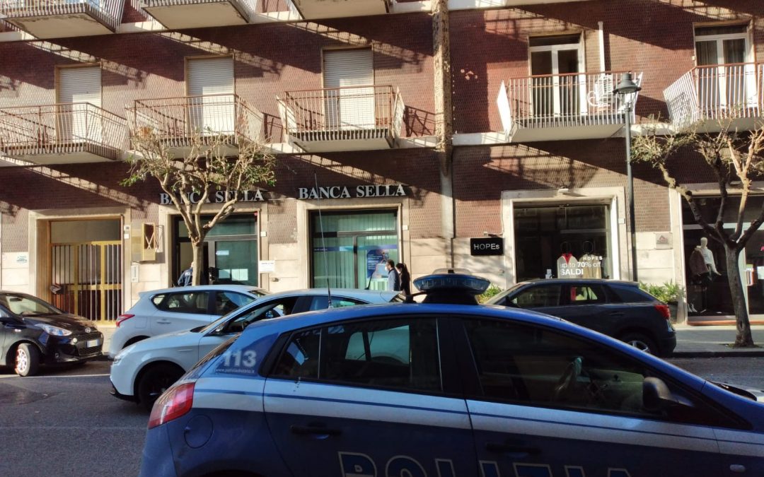 Armati di taglierino rapinano la banca, paura al centro di Avellino