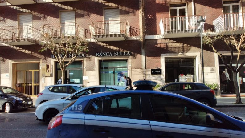 Armati di taglierino rapinano la banca, paura al centro di Avellino