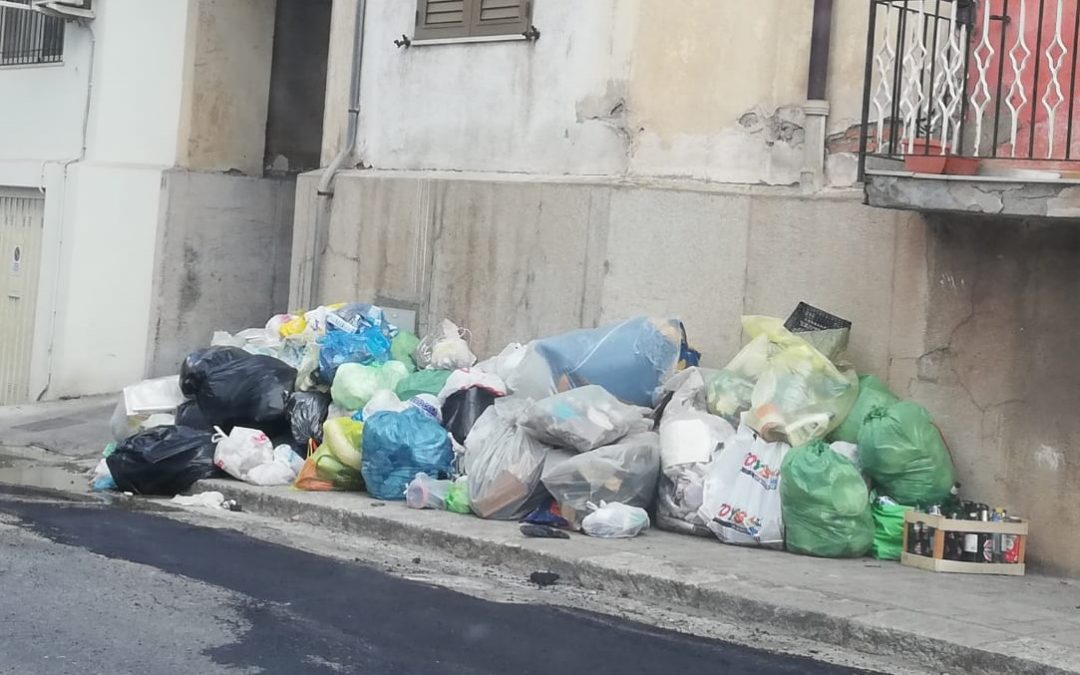 Cumuli di rifiuti abbandonati per strada a Reggio Calabria