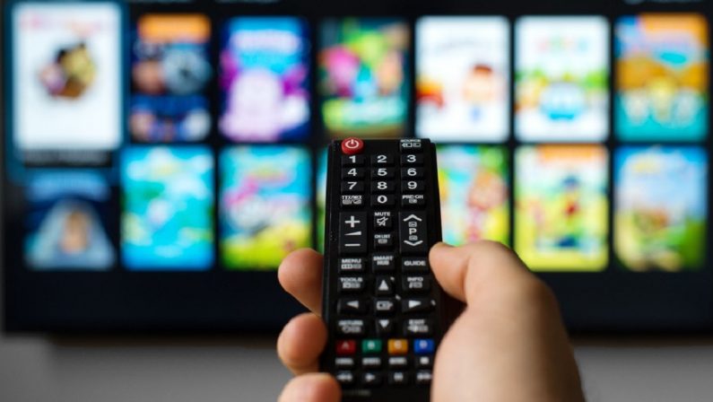 Volano i colossi tv in streaming, frenano i broadcaster tradizionali