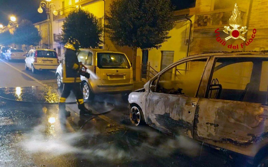 A fuoco un’auto in sosta al corso di Pratola Serra
