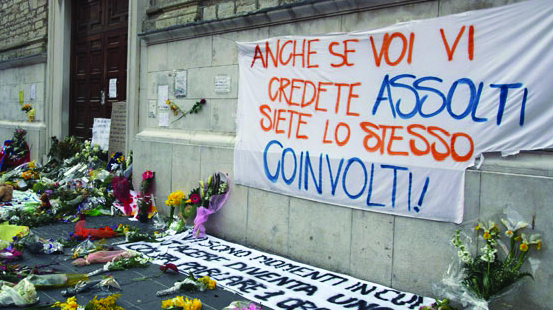 I cartelli e i fiori davanti alla Trinità dopo il ritrovamento di Elisa