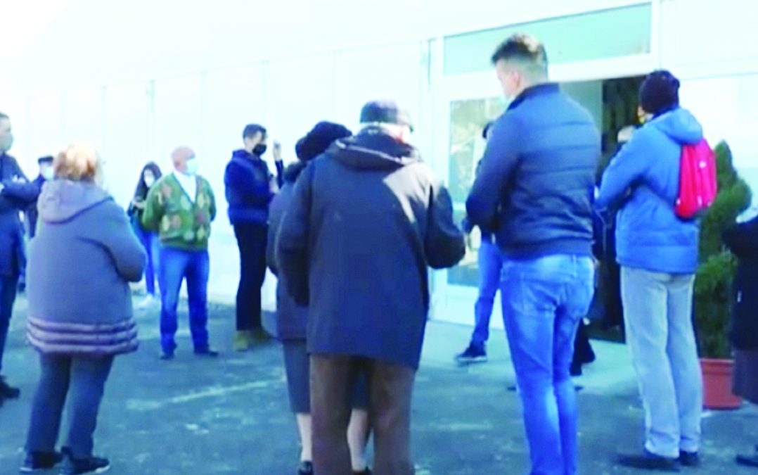 Le code dei giorni scorsi davanti alla tenda del Qatar all’ospedale Madonna delle Grazie