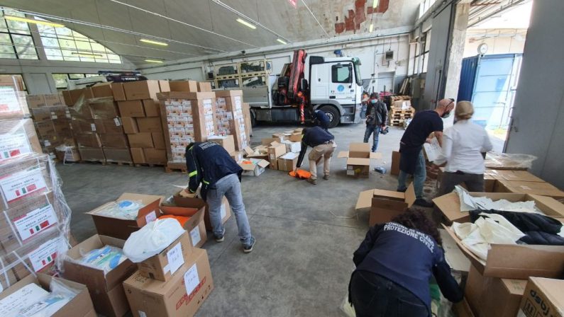 Mascherine e camici non certificati nel Lazio, 3 arresti e sequestri
