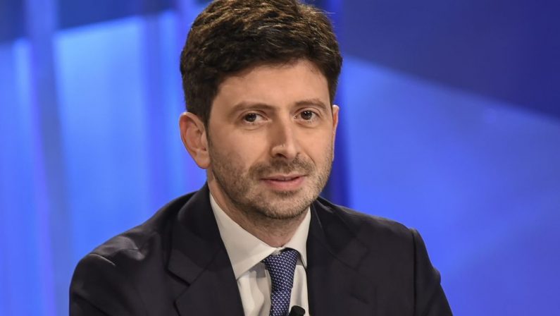 Covid, Speranza “impatto varianti chiede misure rigorose”
