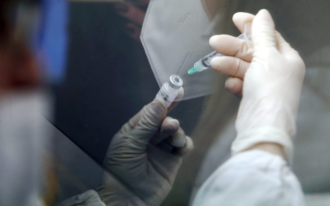 Sospeso AstraZeneca, Aifa “Vaccino sicuro, tranquillo chi ha fatto prima dose”