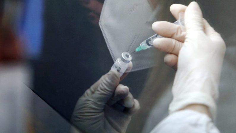 Coronavirus, ospedali sotto pressione in Calabria. Non decolla la terza dose dei vaccini