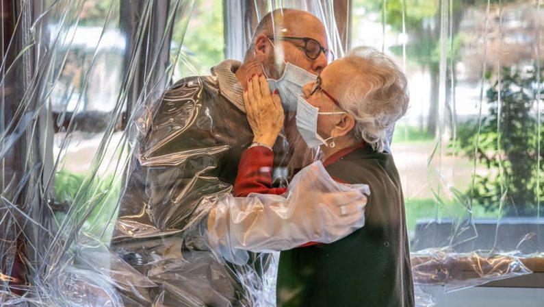 Covid, la pandemia peggiora la salute mentale di giovani e anziani