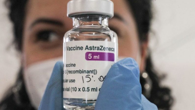 Vaccini anti-Covid, l’Aifa sospende AstraZeneca in tutta Italia