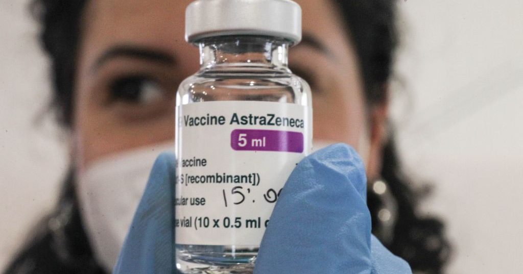Una boccetta di vaccino AstraZeneca