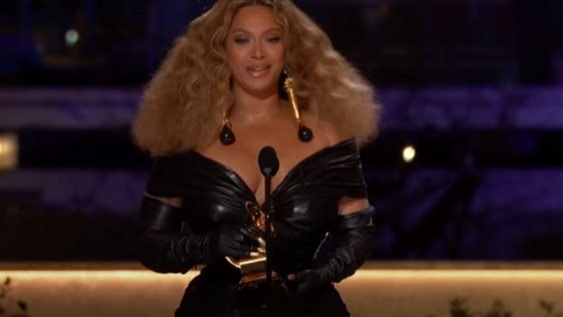 Beyoncè domina i Grammy, Billie Eilish disco dell’anno