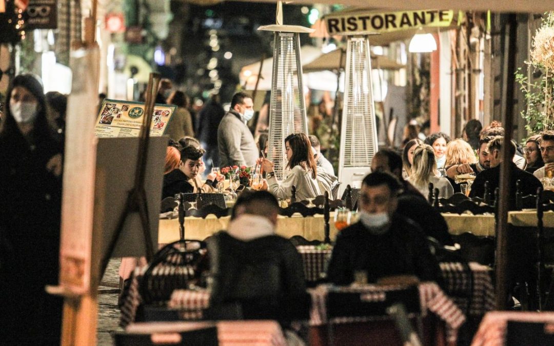 Nuove raccomandazioni anti-Covid, due metri di distanza quando si mangia