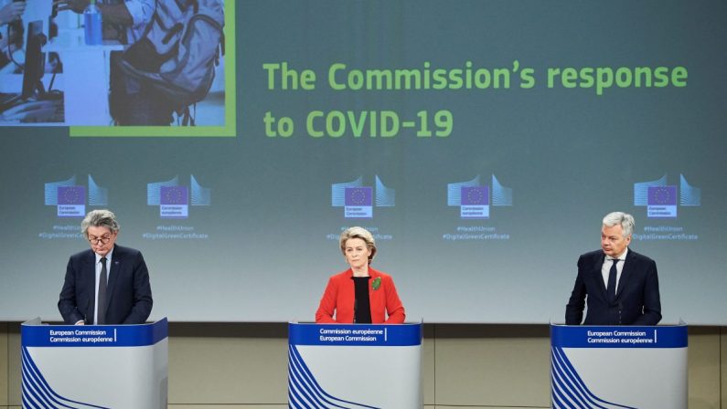 Covid, la Commissione Ue propone il passaporto digitale per i vaccinati