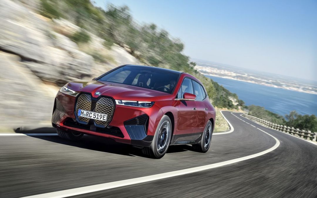 Bmw iX xDrive40 e iX xDrive50, due sportive elettriche di lusso